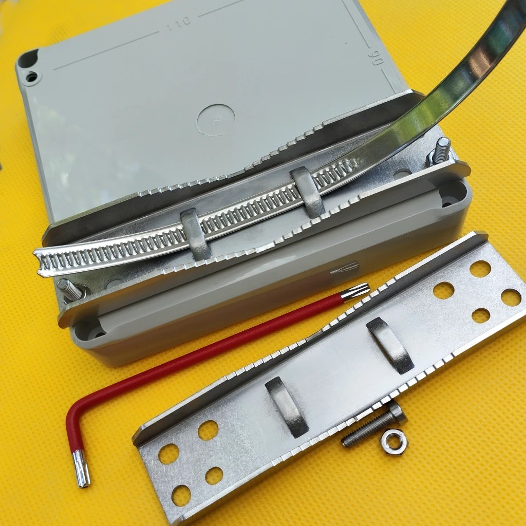 A véletlenszerű portai személykiválasztó készülék oszlopra rögzítve